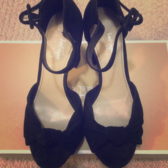 Lord and Taylor 424 Fifth heels black suede - Picture 1 of 6